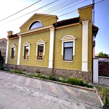 Продається шикарний особняк в центрі м.Берегове