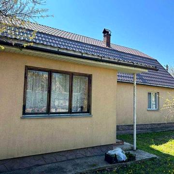 Великий двоповерховий будинок зі своїм садом по головній вулиці