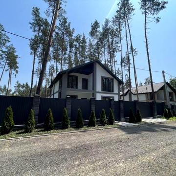 Двохповерховий будинок в сосновому лісі в с.Путрівка