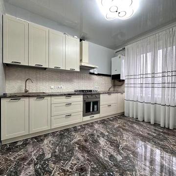 Продається трьох кімнатна квартира біля парку