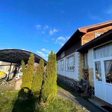 Буча продаж двоповерхового будинку з гостьовим