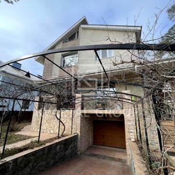 Сучасний котедж з каміном,видом на озеро —в лісовій частині міста.БЕЗ%