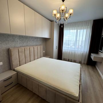 Миру вул., 100