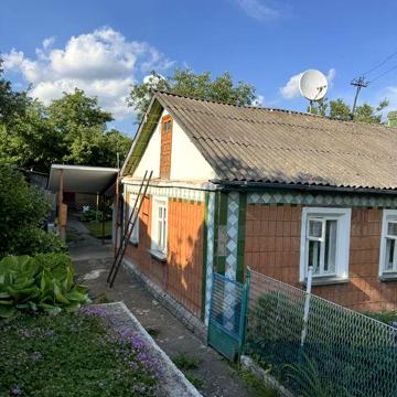 Будинок в затишному місці з великим подвірям