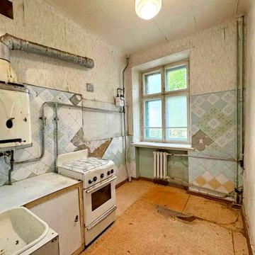 Продаю 2к квартиру на Адміральській, закритий двір,  біля гімназії. ц1