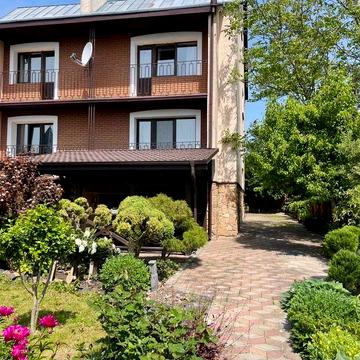 Продаж 2поверхового будинку з гаражем і ділянкою 11соток.