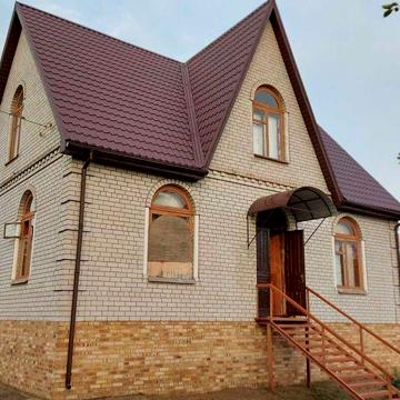 Продаж двоповерхового житлового будинку - 223 м² / 43 сотки