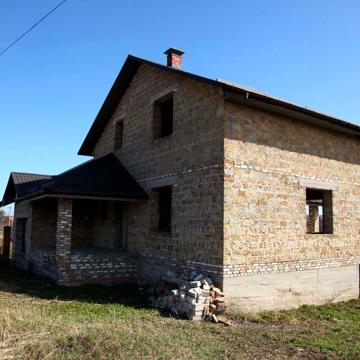 Окремий великий будинок з ракушняка! на великій ділянці поруч з озером