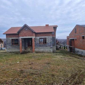Продаж будинку поруч з Ужгородом (смт. Середнє)