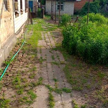 Два будинки і 10 соток землі у престижному районі міста.