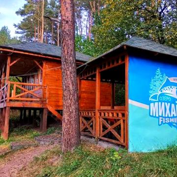 Рибальський будиночок у живпвісному місці