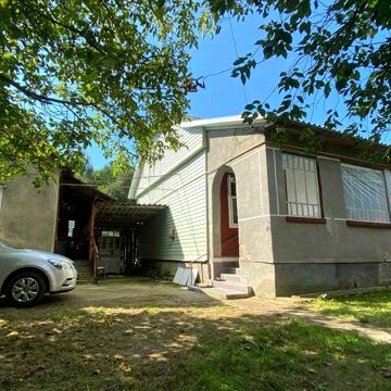 Продам будинок з ділянкою у м. Добромиль
