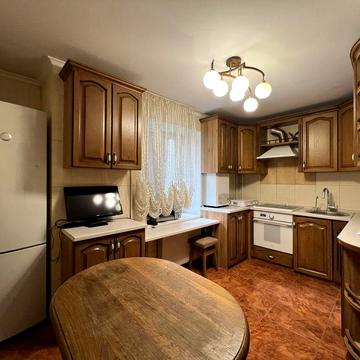 Оренда 3-кімнатної квартири на вул. Небесної Сотні