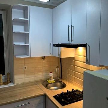 ПРИВАТНЕ ПОДВІРʼЯ+велика 1-на квартира з євроремонтом.Кухня,вбиральня.