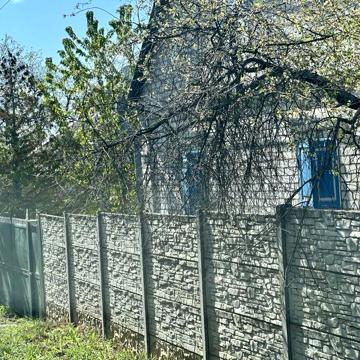 Продаю цегляну дачу з гаражем, садом і літньою кухнею