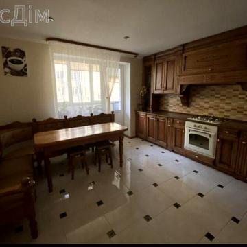 Простора 3-кімнатна квартира з 3 балконами в новобудові