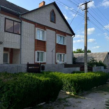 Двоповерховий будинок біля лісотехнічного коледжу