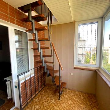 Продаж 2к/кв з додатковою кімнатою на мансарді в центрі міста (л1)