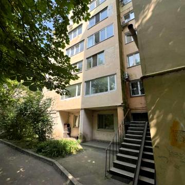 Космонавтів вул., 64а