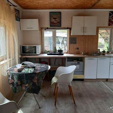 Здається будинок у Києві — біля Дніпра. Осокорки