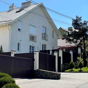 Продаж гарного в красивій локаціі котеджу Солонка поруч Львів!