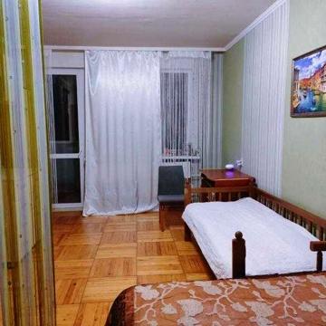 Продам 1-к.кв.улучшенной планировки возле Класса в Роганском ж/м.
