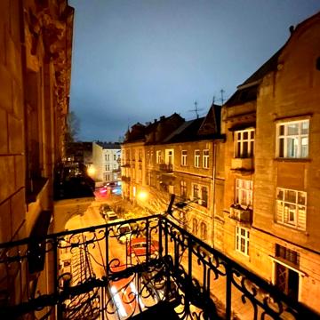 Продаж квартири 120 кв.м в австрійському будину, вул. Рутковича