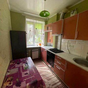 Продам двукімнатну на Металургів від господаря.Торг присутній хороший!