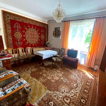 Особняк з ділянкою, гаражом та підсобними приміщеннями