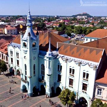 Здається однокімнатна в центрі біля Ратуші.