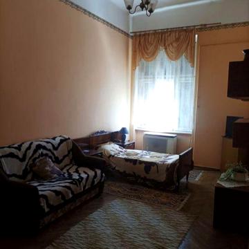 Здається однокімнатна в центрі біля Ратуші.