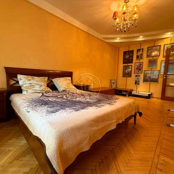 Космонавтів вул., 6