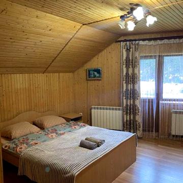 Здається котеджу Поляниці , чан джакузі та сауна .