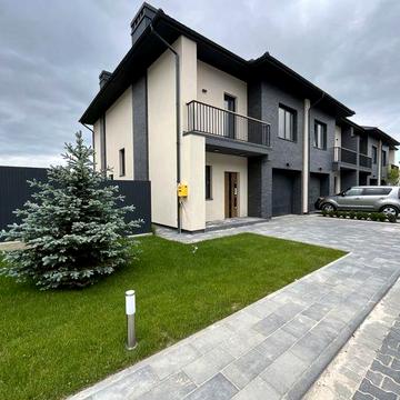 Продається зданий в експлуатацію боковий таунхаус преміум-класу.