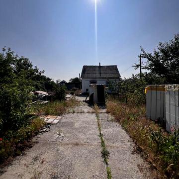 Продам земельну ділянку з будиночком