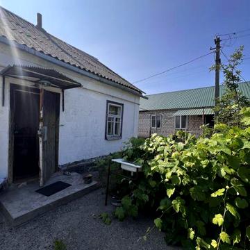 Продам земельну ділянку з будиночком