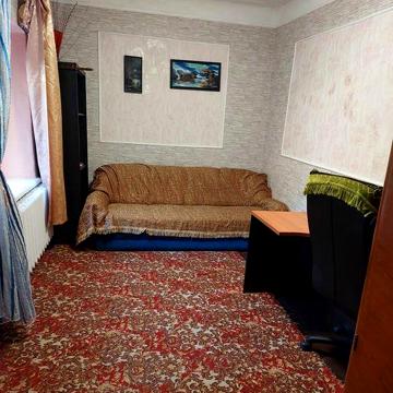 Сдаю в центре однокомнатную квартиру от хозяина в частном дворе .