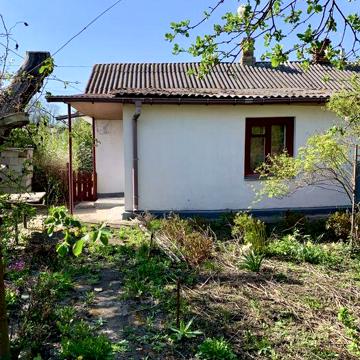 Продаю половину будинку у центрі Гощі