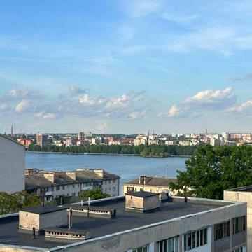 Вигляд на озеро за 650 $ за метр квадратний ЖК Петраківська 9