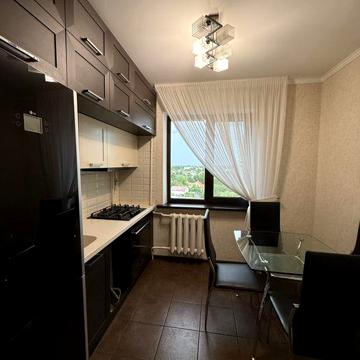 Трикімнатна квартира в центрі міста. Гараж