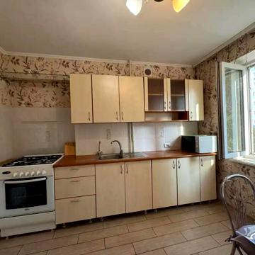 Героїв просп., 30