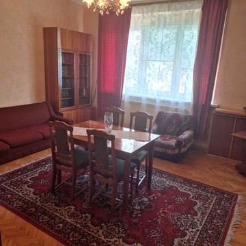 Продаж 3 кімнатной квартири з гаражем в тихому центрі.