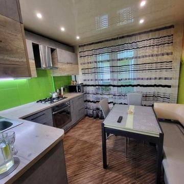 Продам 3-х  комнатную квартиру с ремонтом в центре