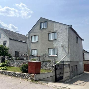 Продається двоповерховий будинок на березі річки (торг)