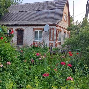 Будинок з великою територією і ставком в долині