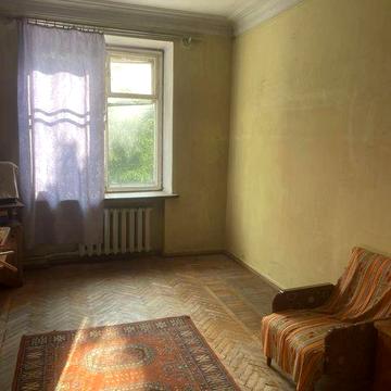 Продам 2-х кім.кв.,Сталінку в центрі