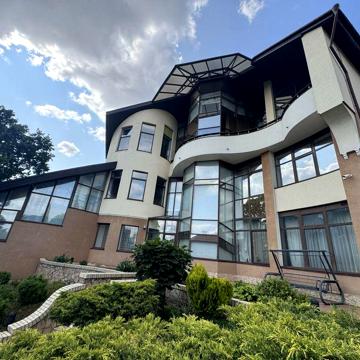 Особняк с террасированным участком   на Соломенке