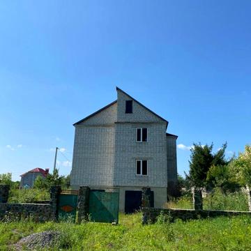 Будинок у передмісті з ділянкою — ідеальний для сім’ї