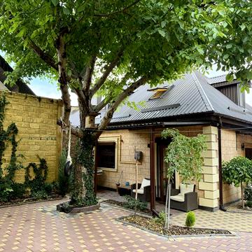 Продается отдельностоящий дом в общем дворе в центре.