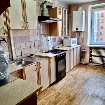 Продам 4 комнатную  квартиру в центре